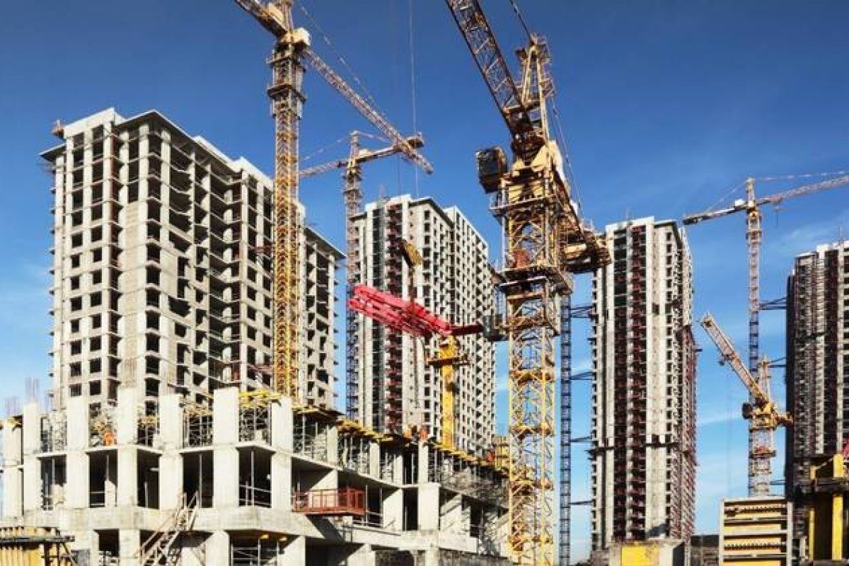 Geração de emprego e remuneração no setor de construção chega ao menor nível desde a década passada, diz IBGE