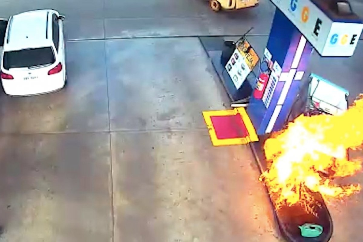 Bomba de posto de gasolina pega fogo em Foz do Iguaçu, no oeste do Paraná