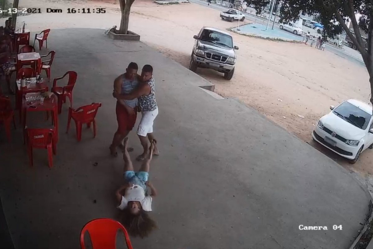 Mulher desmaia após ser agredida no rosto por ex-companheiro em um restaurante na Bahia