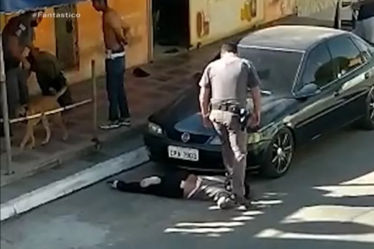 PM que pisou no pescoço de dona de bar negra é denunciado pelo MP-SP