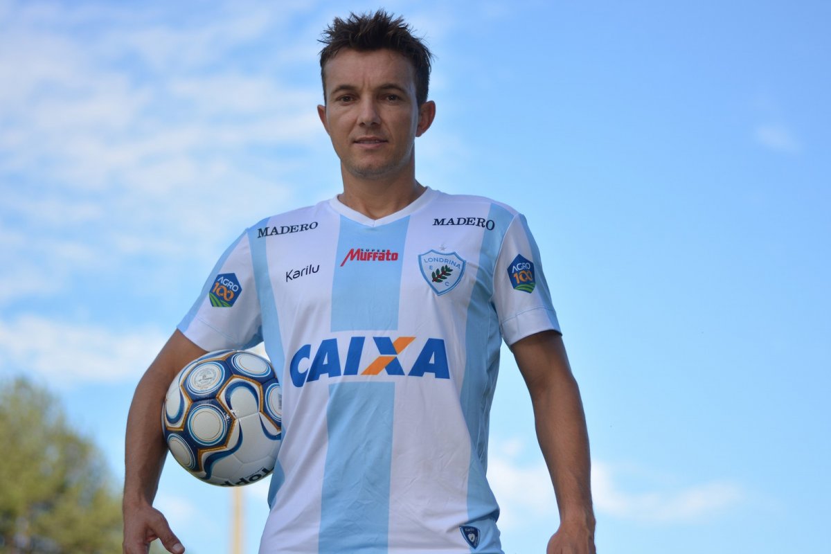Dagoberto anuncia aposentadoria do futebol
