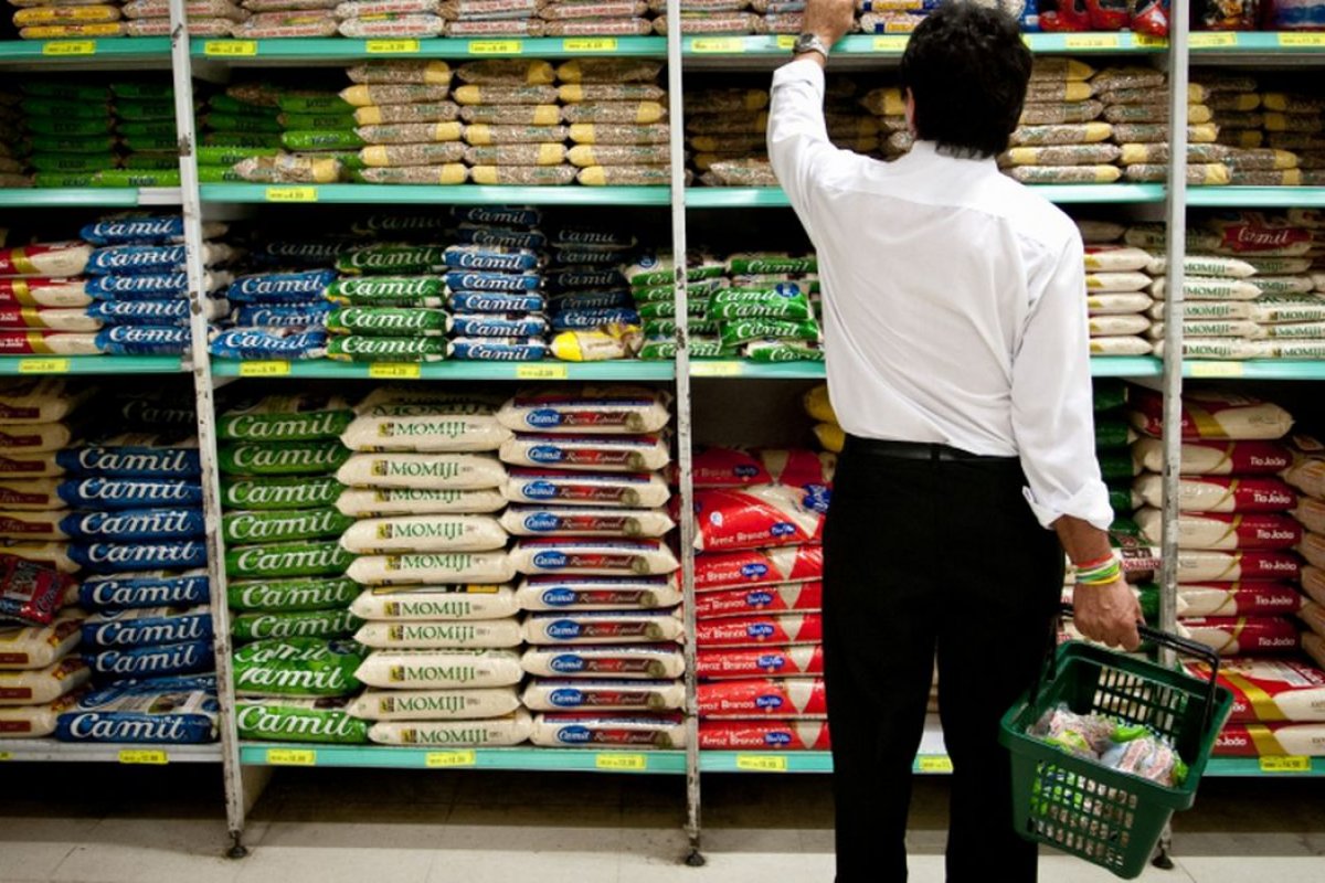 Governo acena a supermercados e vai avaliar flexibilização da validade de alimentos