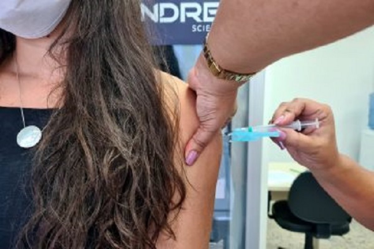 Bahia: vacinação contra covid-19 será apenas por critério de idade, diz Sesab