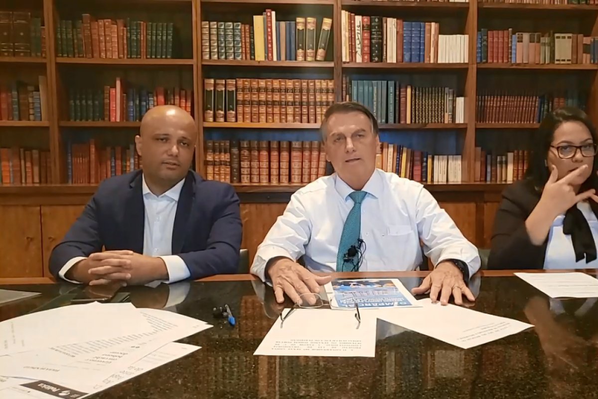 "Arma é vida", diz Bolsonaro ao defender o direito ao porte de armamento