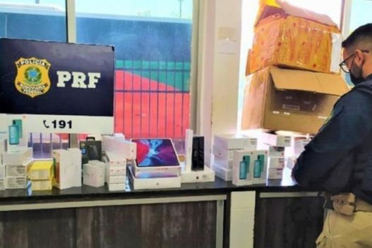 PRF apreende carga de eletrônicos em ônibus na BR-242, em Barreiras, oeste da Bahia