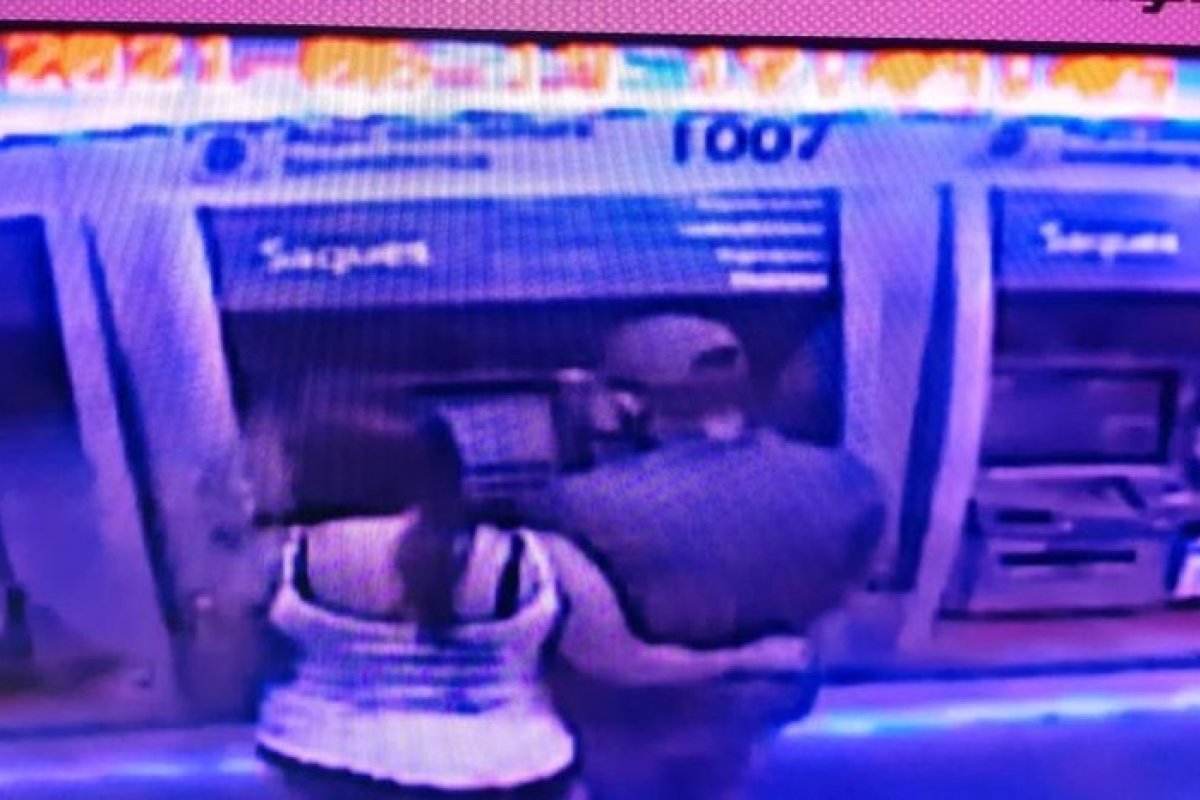 Dupla é presa após aplicar golpe que 'recolhe' envelopes de dinheiro de caixa eletrônico na Bahia