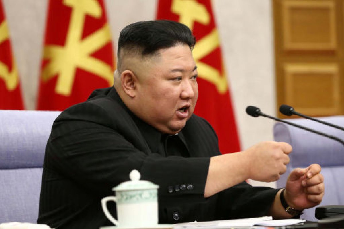 Kim Jong-un diz que Coreia do Norte precisa se preparar para "diálogo e confronto" com os Estados Unidos