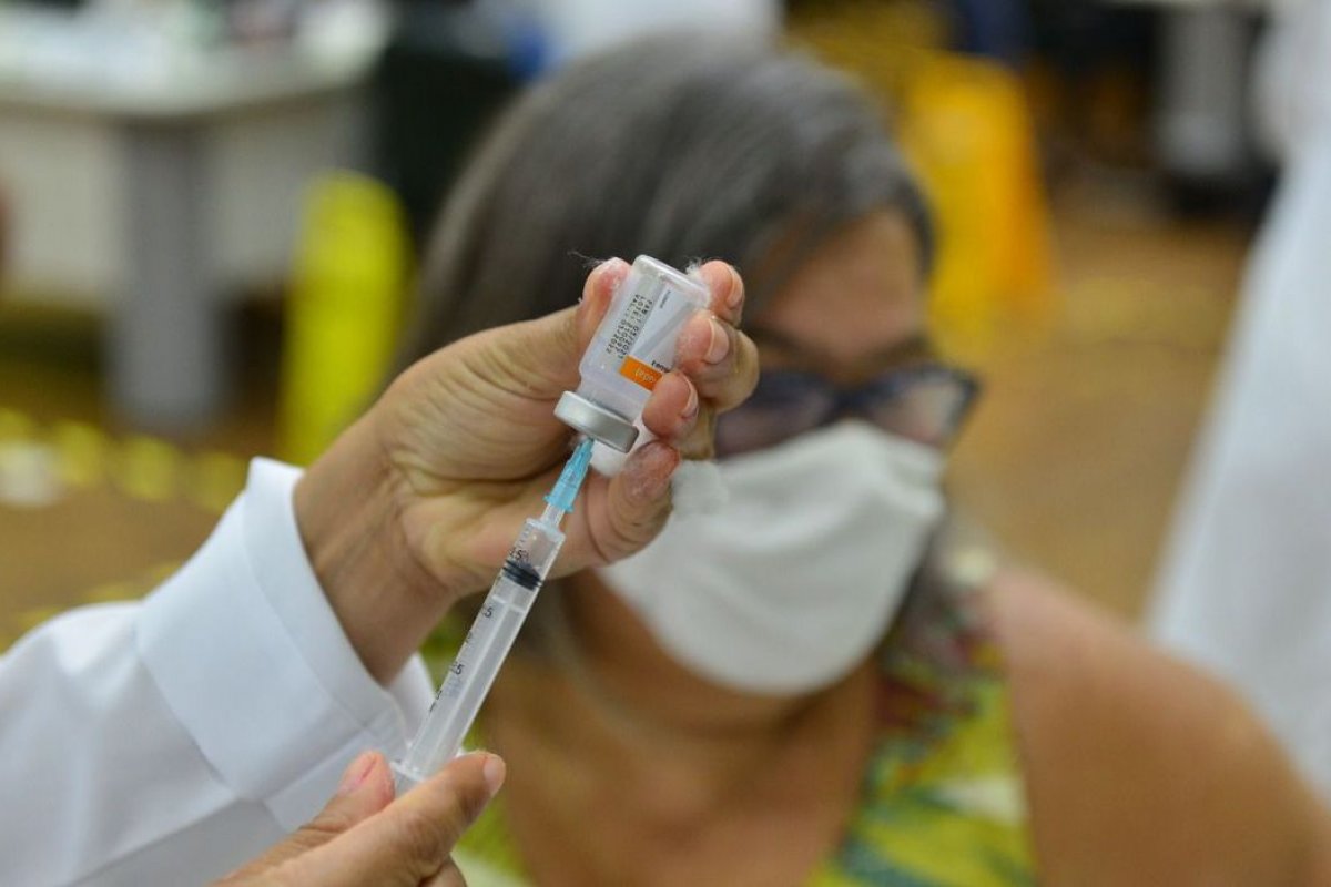 Para vacinar todos os adultos até o fim do ano, o Brasil precisa aplicar quase 1,7 milhão de doses a cada dia útil