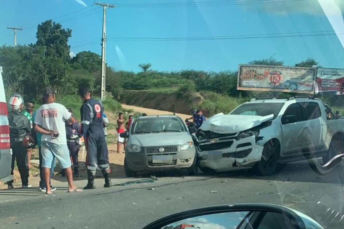 Homem morre após batida entre duas caminhonetes na BA-494, no Recôncavo Baiano
