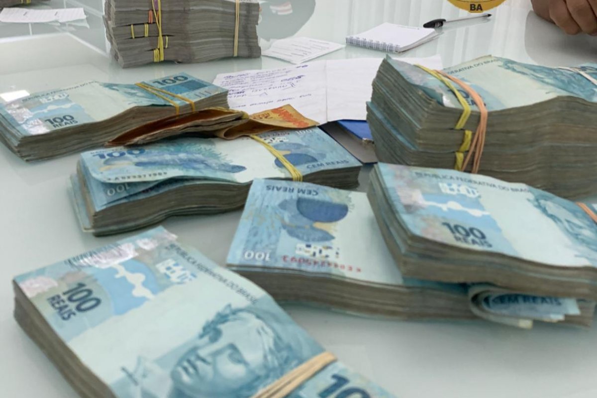 Seiscentos e setenta mil reais são apreendidos em fazenda de irmão de prefeito