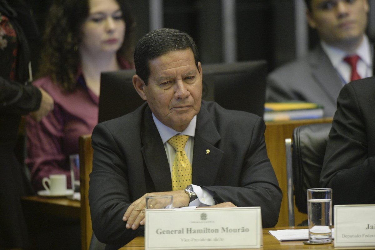 Mourão diz que buscas por Lázaro é "igual a buscar leão na selva"