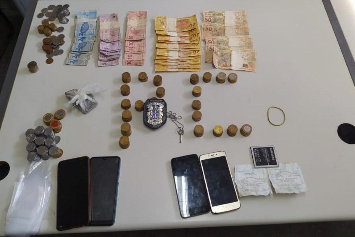 Homem suspeito de tráfico é preso com drogas e mais de mil reais em Jequié