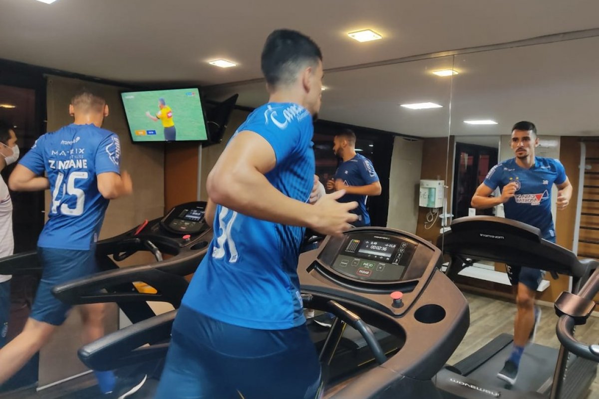 Após vitória sobre o Ceará, reservas do Bahia treinam na academia de hotel em Fortaleza