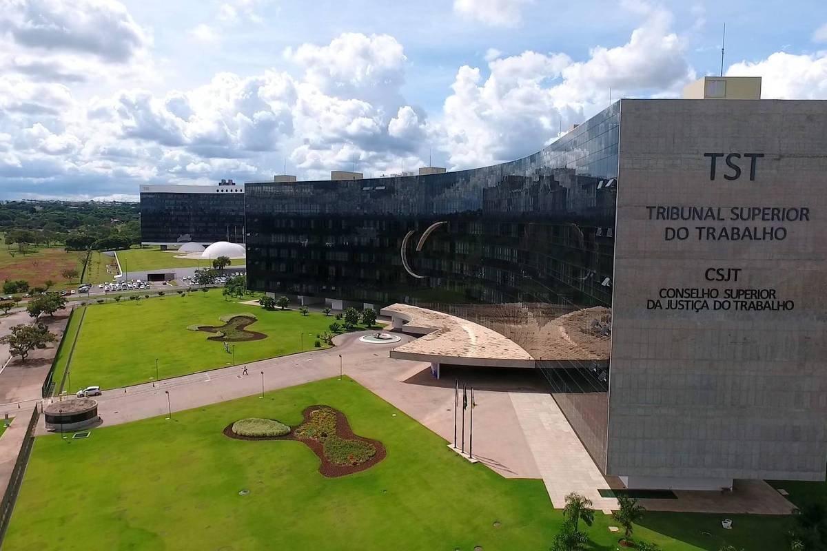 Justiça discute sobre o uso do Whatsapp para demissão