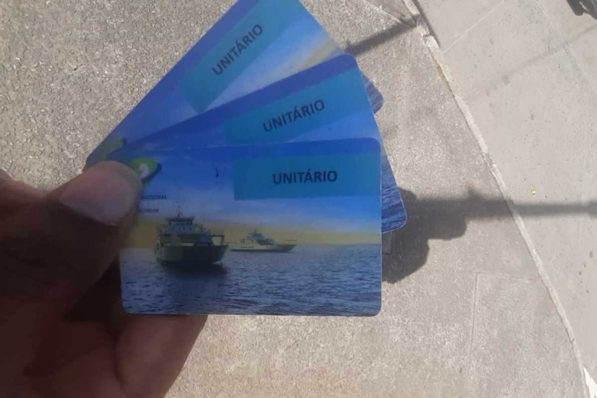 Homem é detido após ser flagrado durante venda ilegal de bilhete no ferry boat, em Salvador