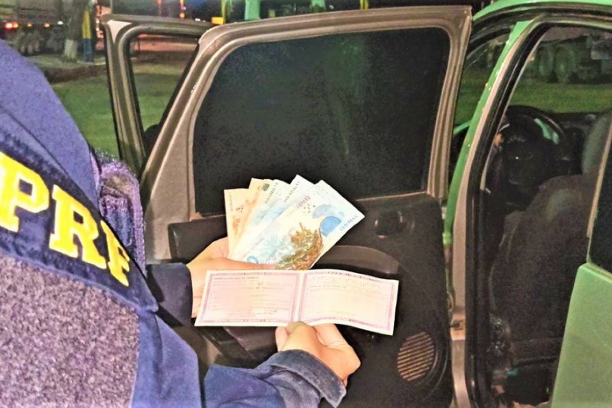 PRF prende homem que ofereceu dinheiro para não ser multado na Bahia