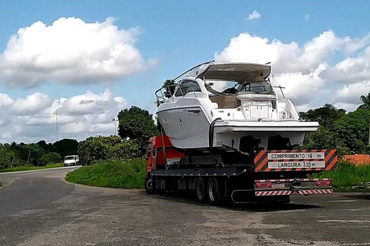 Motorista é autuado após transportar lancha de forma irregular em Alagoinhas, na Bahia