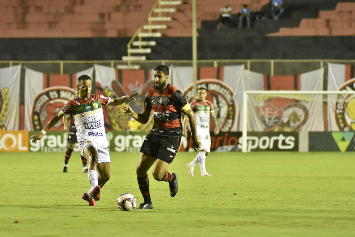 Vitória vence a primeira na Série B ao bater Brusque e deixa a zona de rebaixamento