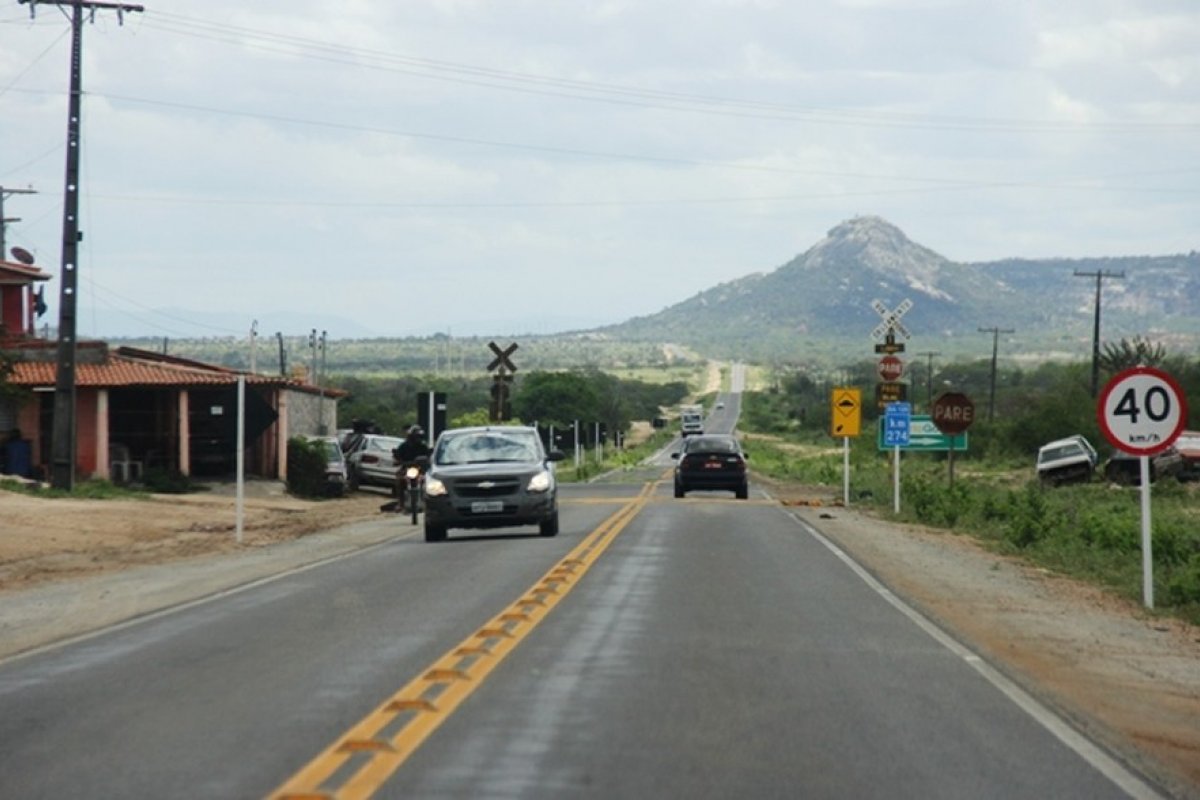 Mulher morre e homem fica ferido após motocicleta cair em ribanceira na BA-120