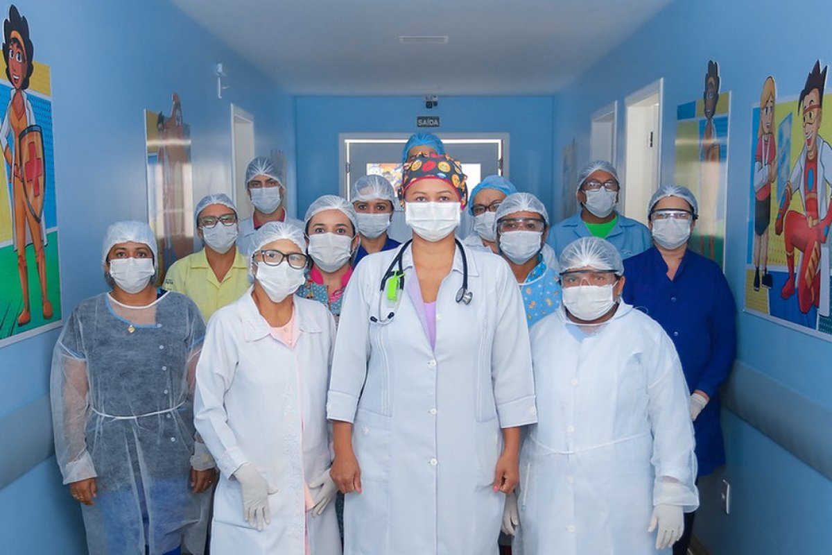 Após imunização de enfermeiros, número de mortes por Covid-19 apresentou queda no último mês