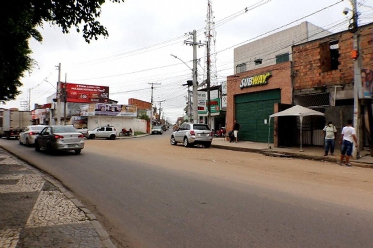 Homem morre e outro é preso em confronto com a polícia de Feira após fuga em veículos roubados