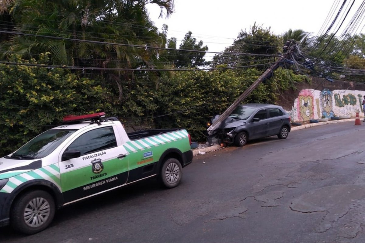 Depois de ser atingido por carro, poste fica pendurado no bairro de Itapuã