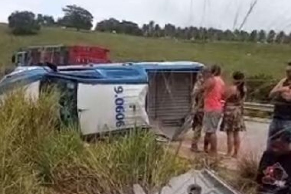 Suspeitos de roubo morrem após viatura da PM capotar na BR-101