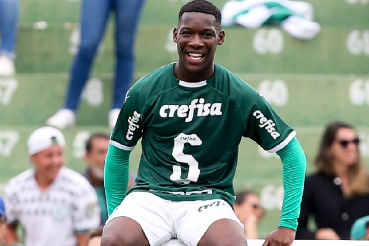 Jogador do Palmeiras é flagrado em balada clandestina na zona leste de São Paulo 