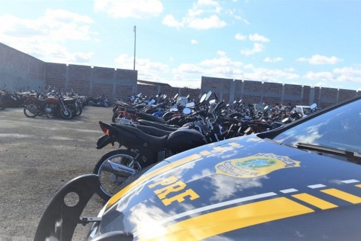 PRF faz leilão de veículos e sucatas em Vitória da Conquista