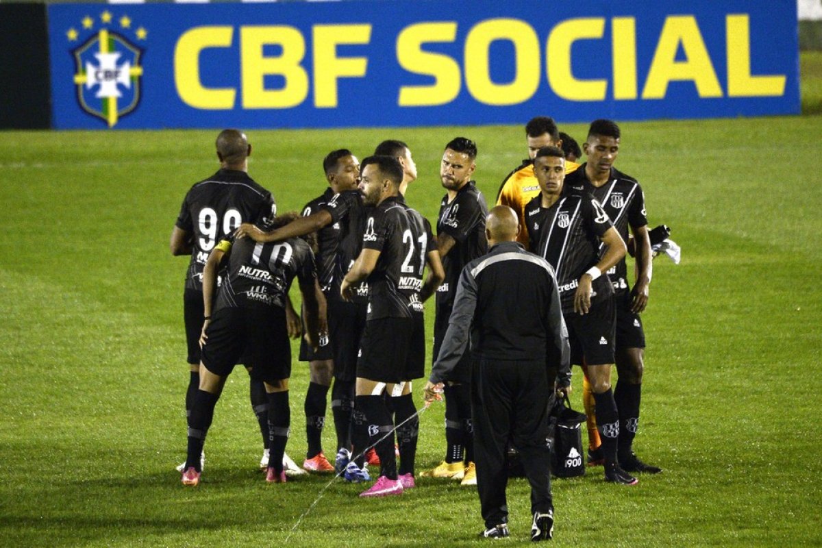 Após derrota, torcedores atiram bombas em treinamento da Ponte Preta