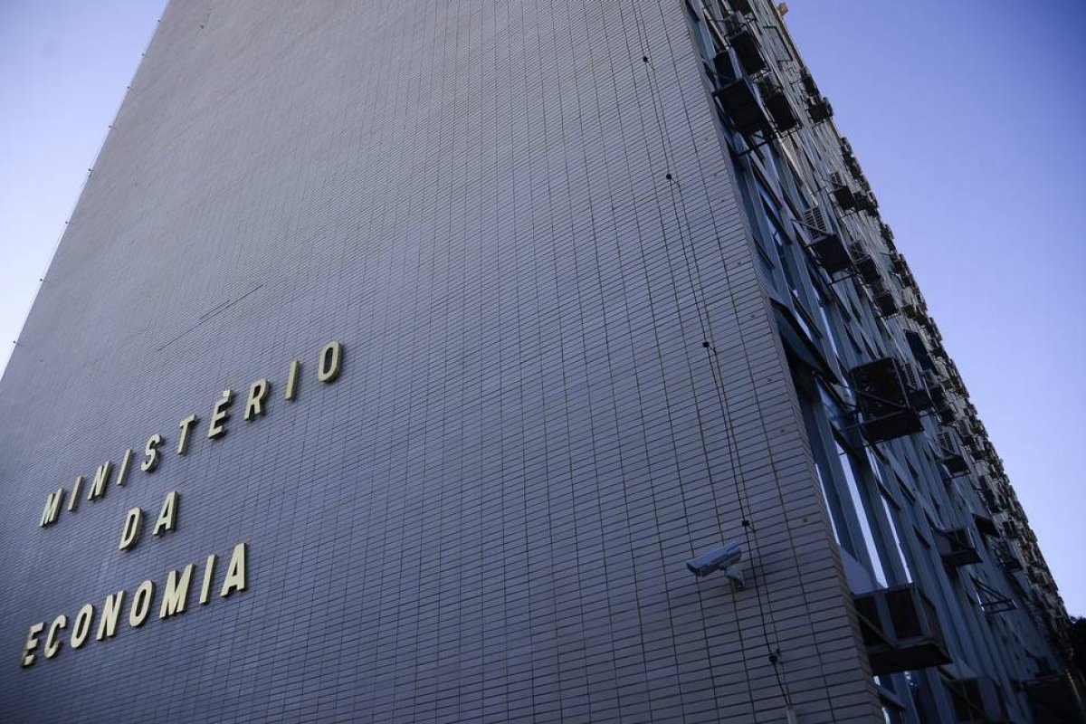 Para isentar IR até R$ 2,4 mil, governo vai propor taxar em 20% lucros e dividendos