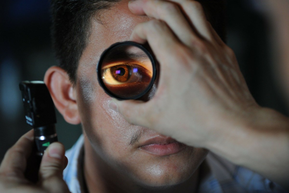 Junho Violeta: esfregar ou coçar os olhos em excesso prejudica a visão