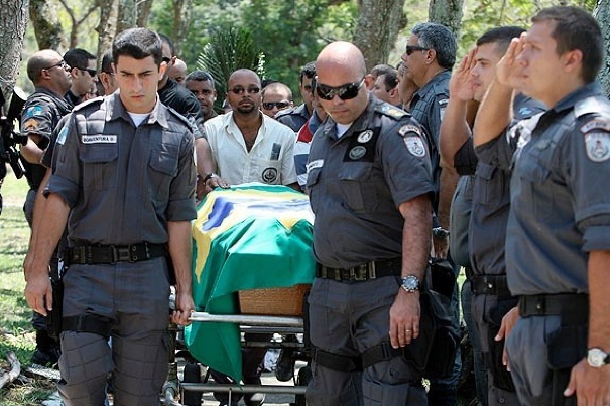 "Podemos estar fortes e armados mas também sofremos como seres humanos", relata soldado da PM 