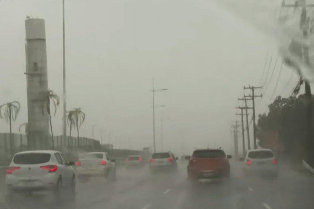 Salvador amanhece com chuva em diversos pontos e previsão de alagamentos