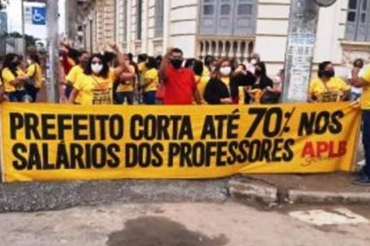 Após corte, Justiça determina retorno de pagamento salarial de professores em Feira de Santana