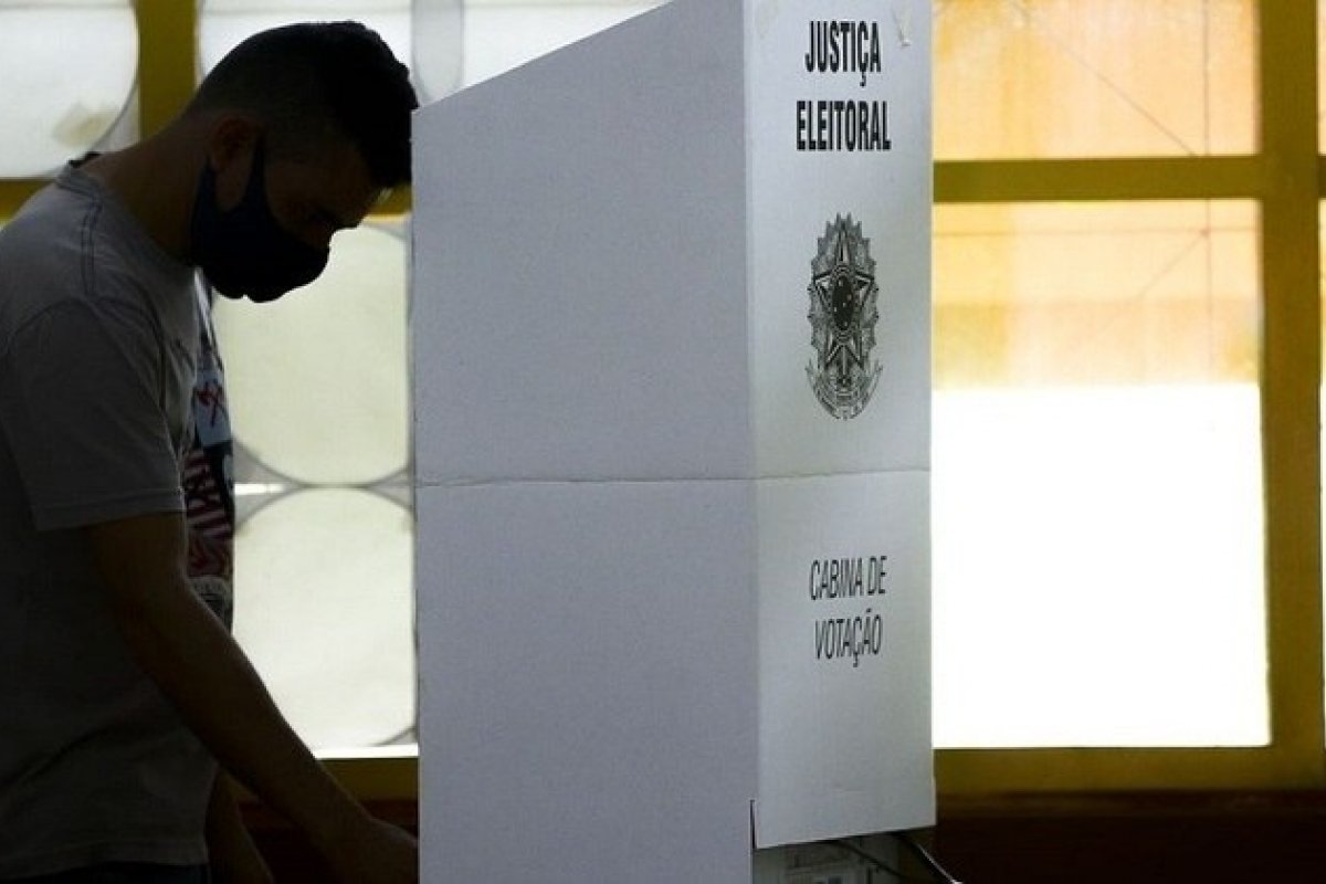 Consulta sobre adoção do voto impresso no site do Senado tem disputa acirrada