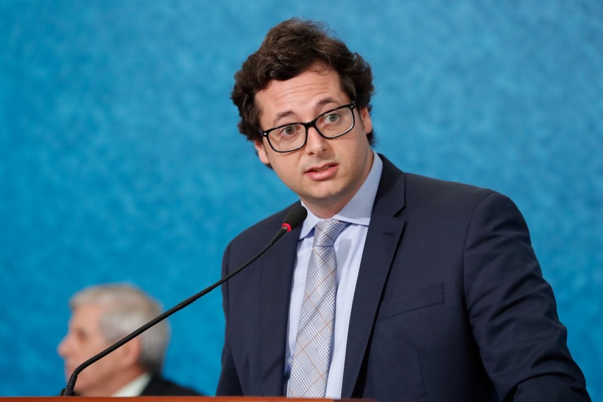 Wajngarten se nega a assinar intimação judicial