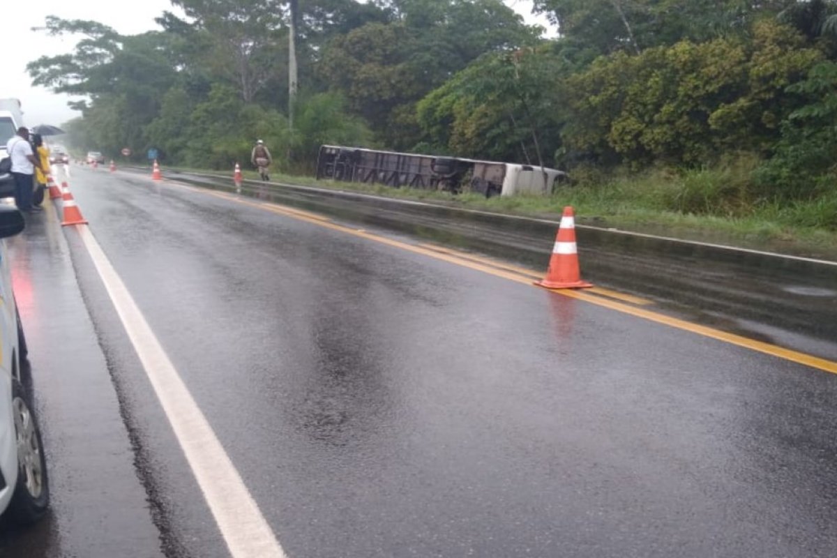 Ônibus tomba na BA-093 e duas pessoas ficam feridas 