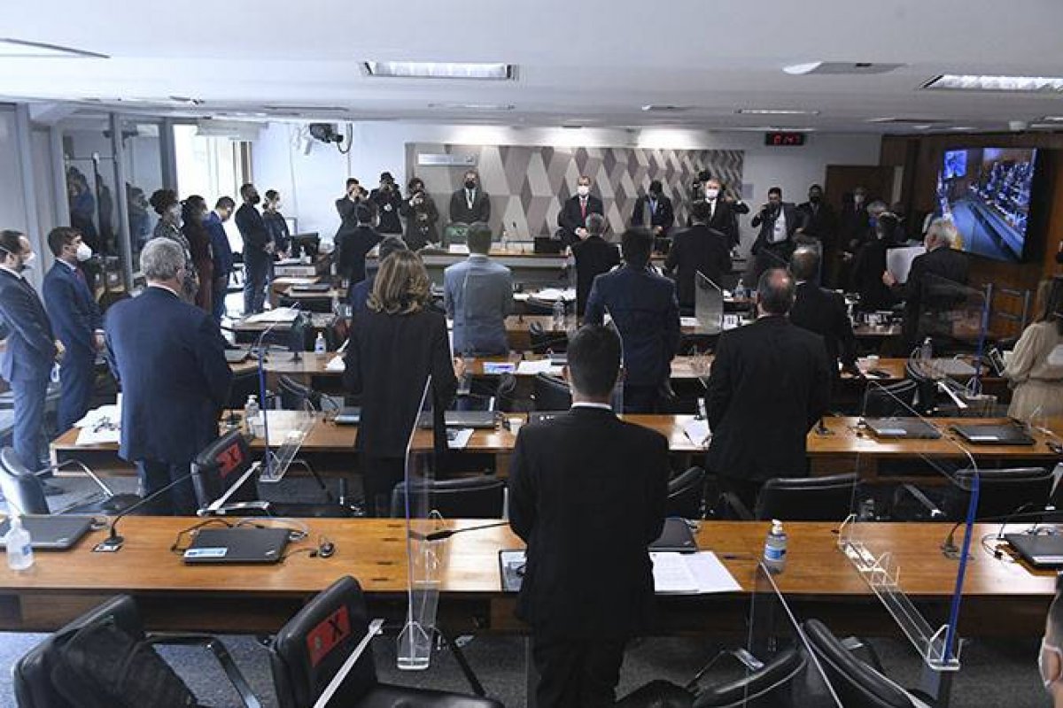 CPI da Covid faz um minuto de silêncio pelas 500 mil mortes no Brasil