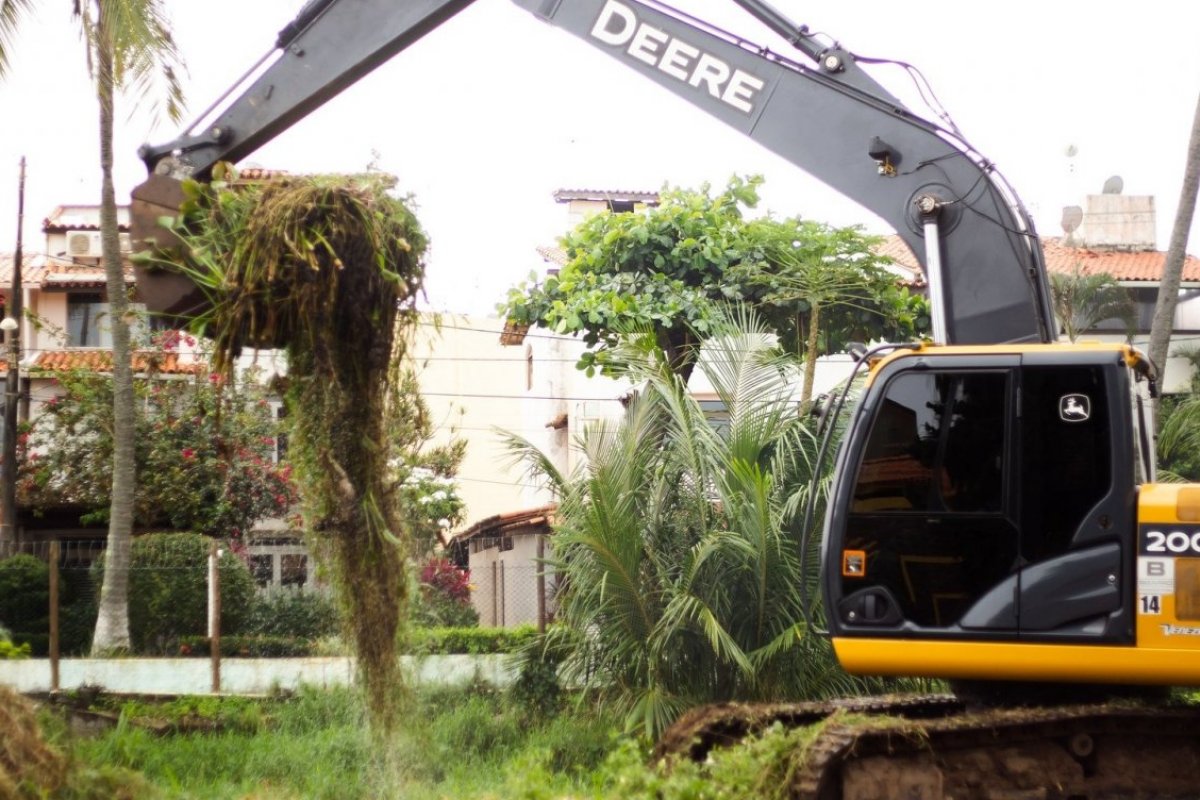 Prefeitura de Lauro de Freitas retira mais de 100 toneladas de lixo e plantas do Rio Sapato
