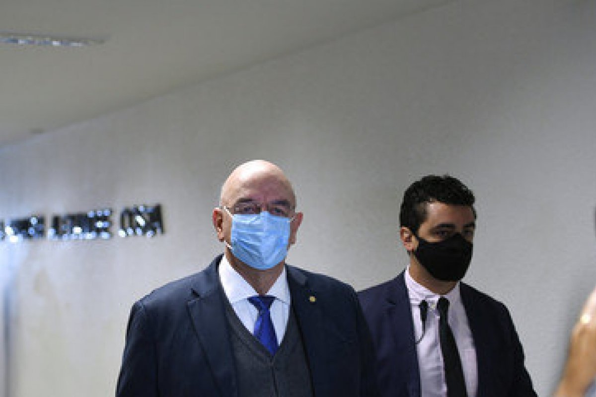 CPI da Covid: 'Eu não sou negacionista, defendo as vacinas', diz Osmar Terra