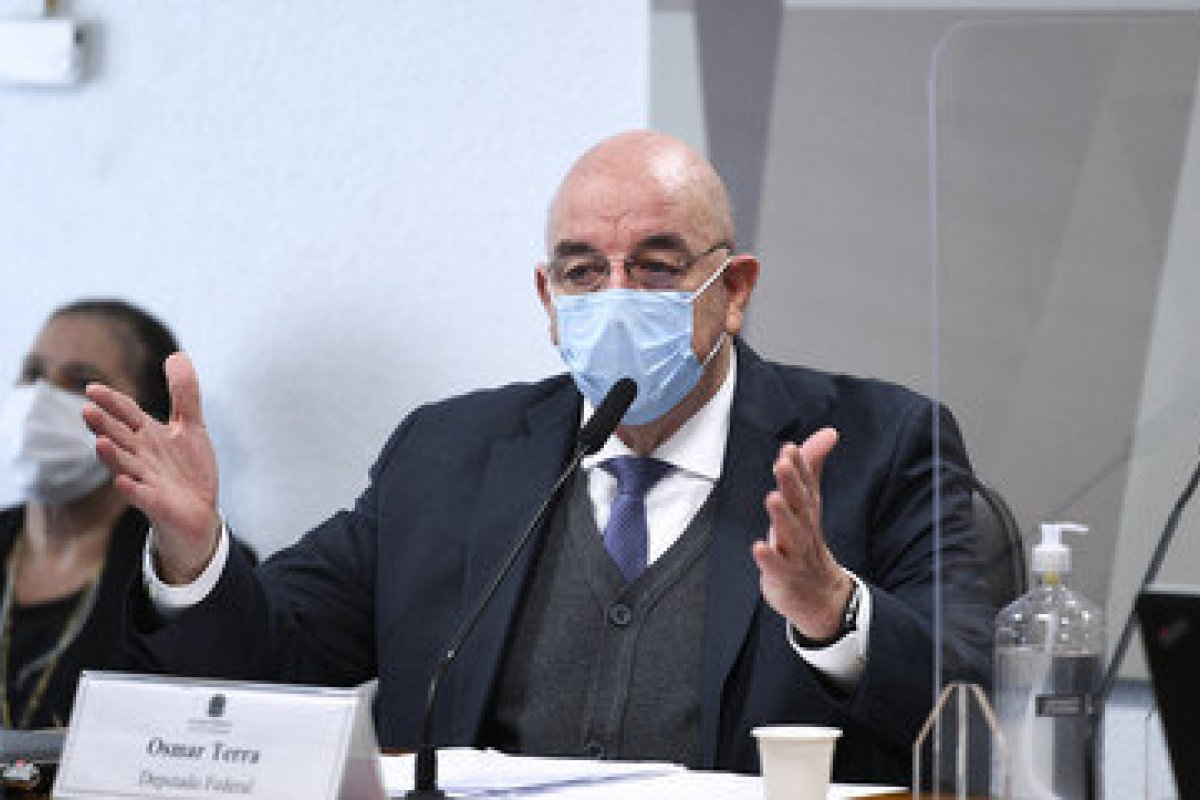 Osmar Terra diz que Bolsonaro fala as coisas 'da cabeça dele'