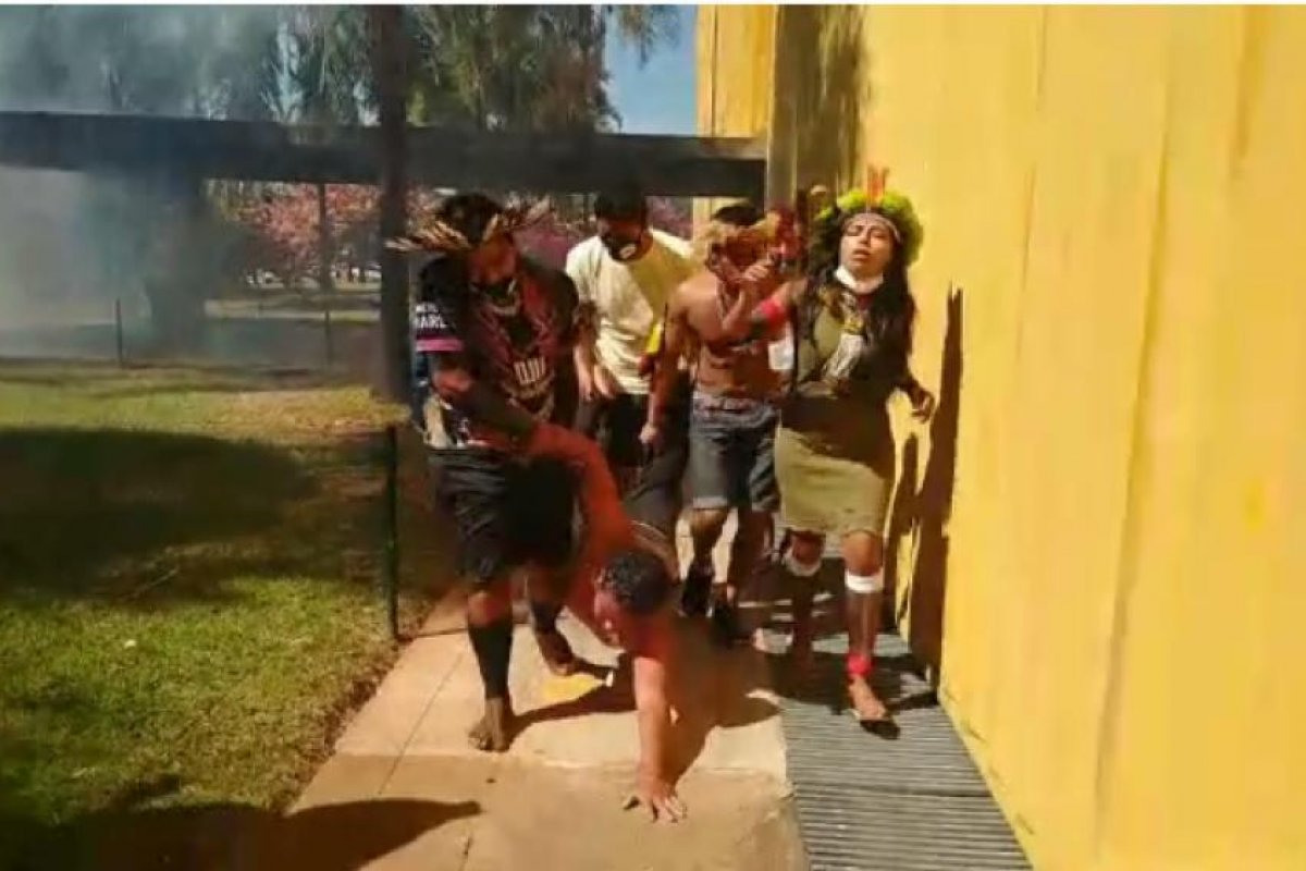 Vídeo: indígenas e policiais entram em confronto em Brasília