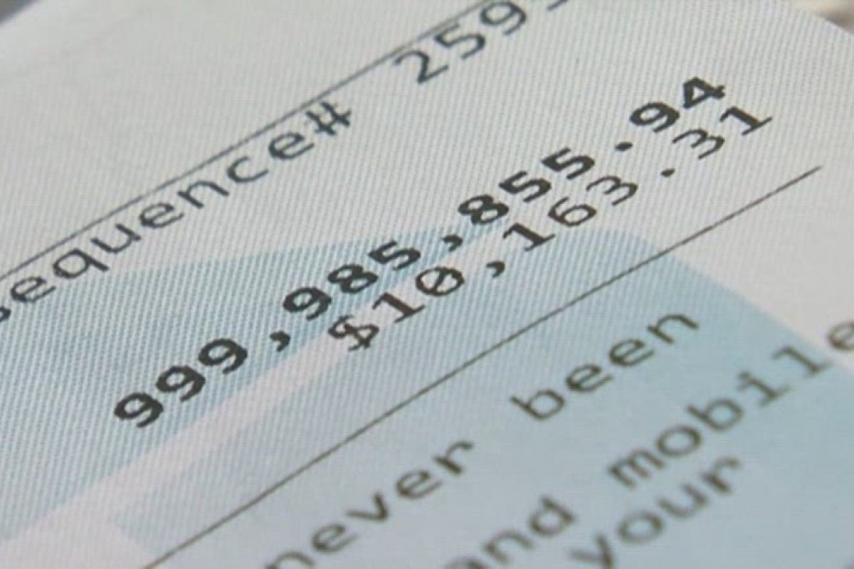 Idosa tenta sacar dinheiro e se surpreende ao descobrir depósito de US$ 1 bi na conta