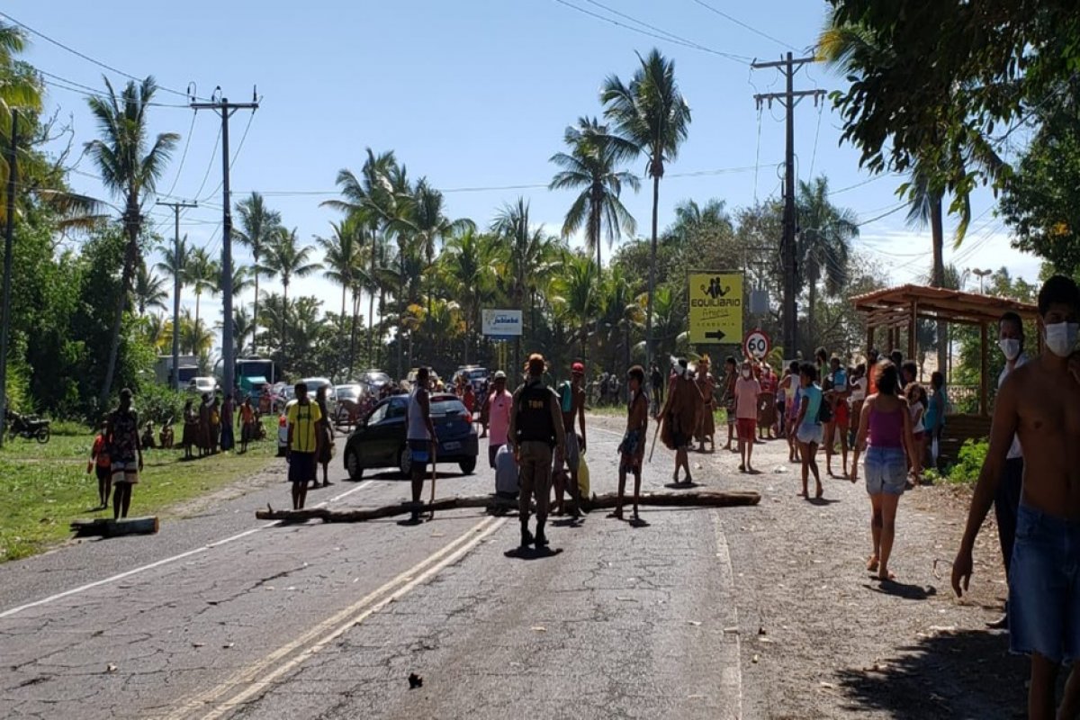 Grupo de indígenas faz protesto e bloqueia trecho da BA-001, no sul da Bahia
