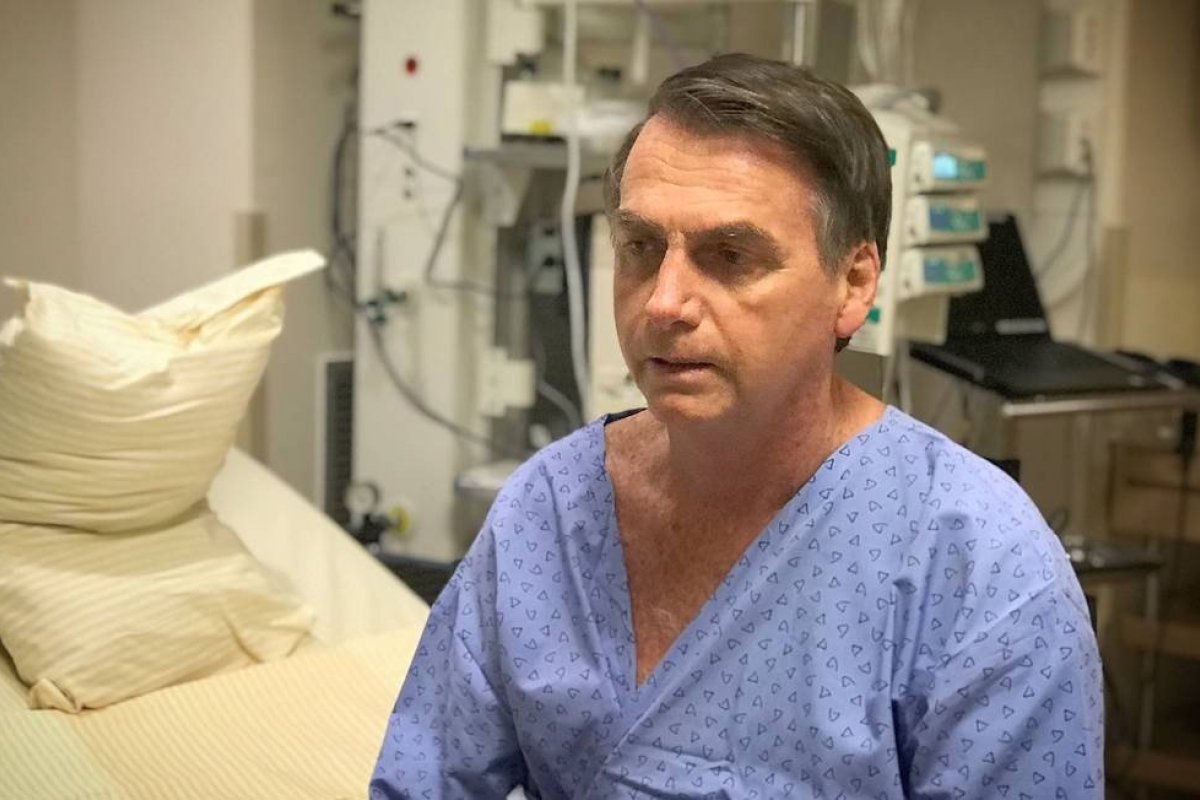 Distensão abdominal faz Bolsonaro receber alimentação por sonda