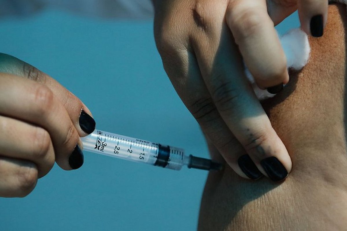 Por falta de doses, vacinação contra a covid-19 em Salvador é suspensa, diz Leo Prates