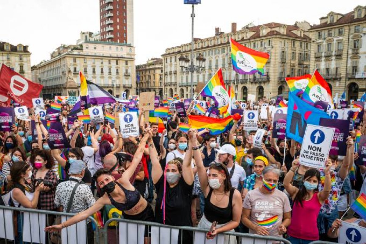 Vaticano pede que Itália altere projeto de lei que criminaliza homofobia