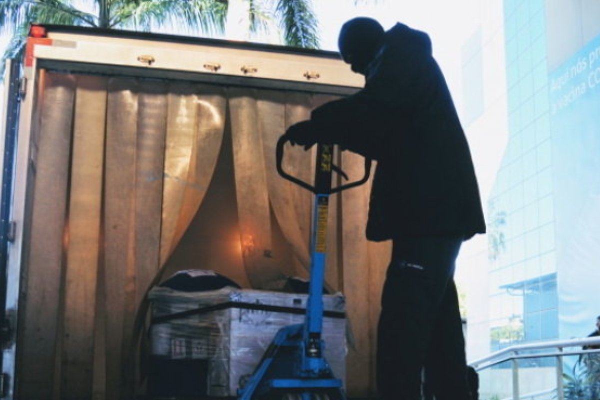 Fiocruz recebe nesta quarta-feira (23) novo lote de IFA para produção de quase 6 milhões doses da AstraZeneca