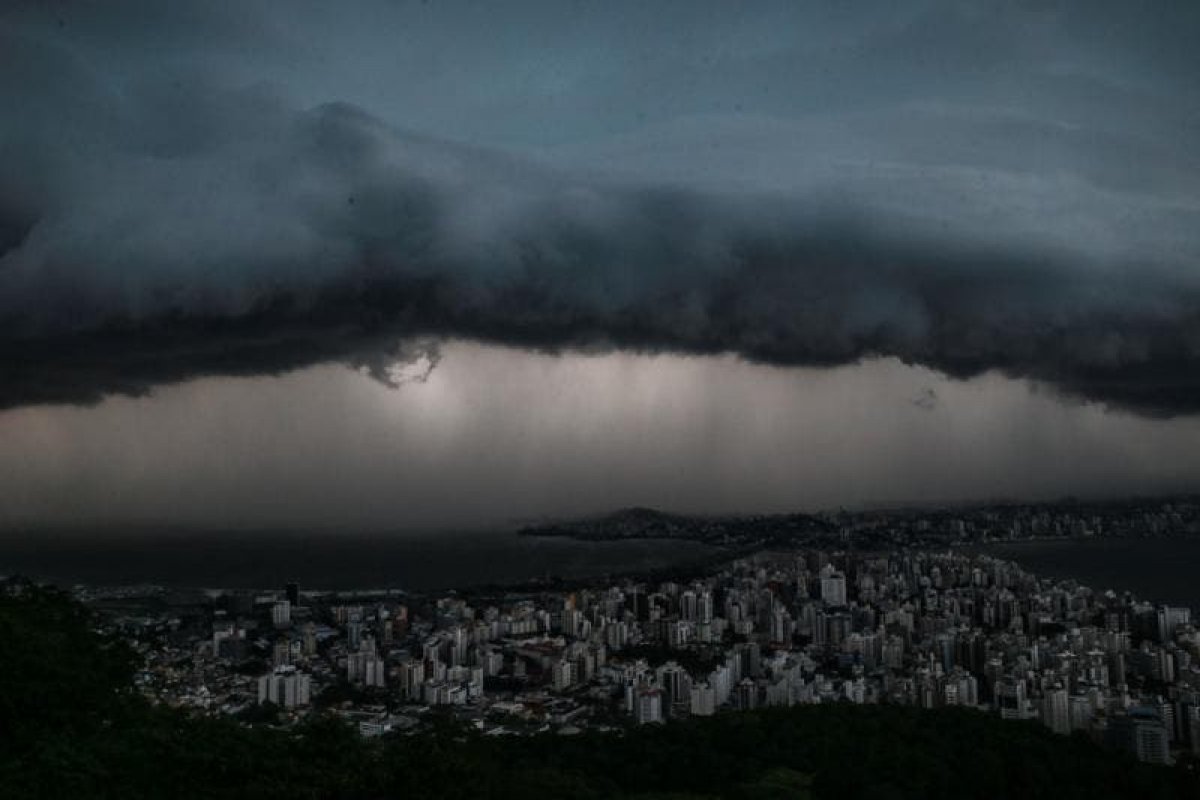 Ciclone no Uruguai e frente fria traz riscos de temporais em Santa Catarina
